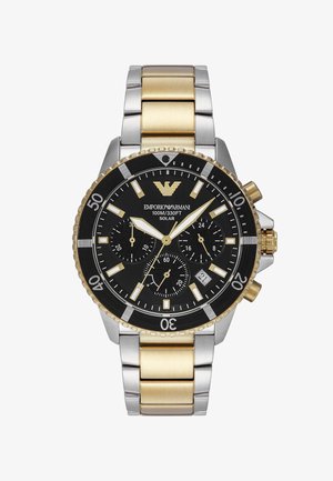 Schwarze Solar-Uhr mit Band aus Edelstahl in Gold und Silber. Sie verfügt über ein rundes Zifferblatt, Chronographen-Subzifferblätter und ein Datumsfenster. Goldene Akzente am Lünette und den Tasten.