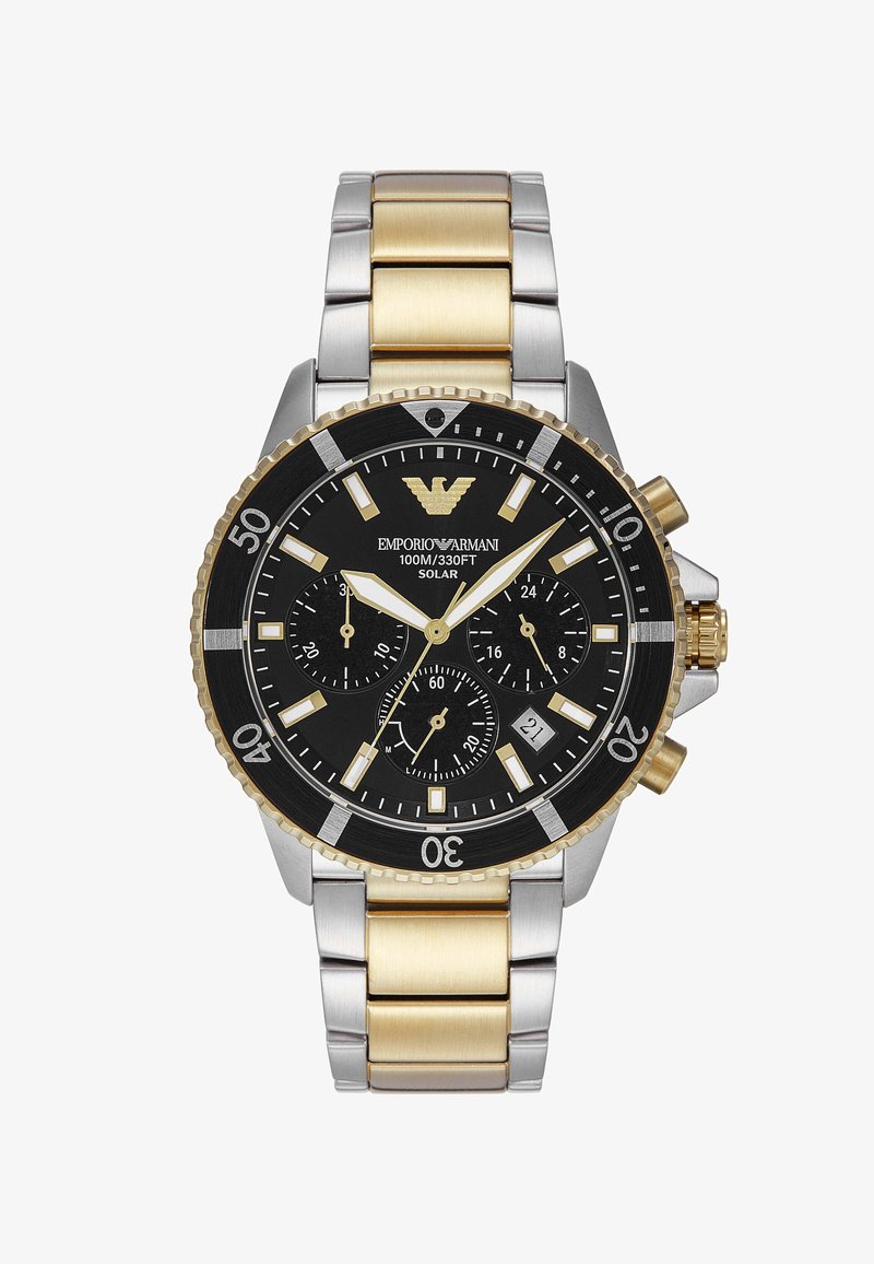 Schwarze Solar-Uhr mit Band aus Edelstahl in Gold und Silber. Sie verfügt über ein rundes Zifferblatt, Chronographen-Subzifferblätter und ein Datumsfenster. Goldene Akzente am Lünette und den Tasten.