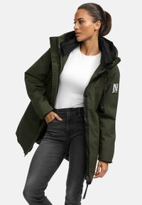 Veste parka vert olive avec une capuche noire, fermeture éclair à l'avant et boutons-pression. Présente un écusson brodé sur la manche et une finition texturée.