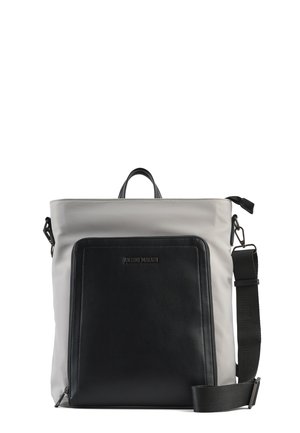 Zaino bicolore con tasca frontale nera, tracolla regolabile, manico superiore e logo "Antony Morato" impresso sulla tasca.