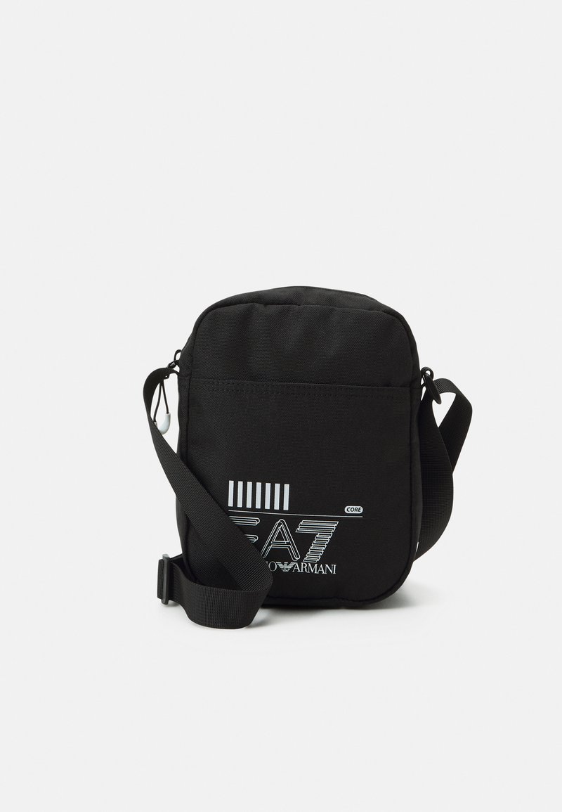 Borsa a tracolla nera in tessuto con strap regolabile, forma rettangolare, caratterizzata da un logo stampato bianco e dettagli con strisce orizzontali.