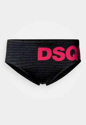 Cuecas de banho pretas com acabamento brilhante, apresentando a marca "DSQUARED2" repetida em cinza escuro e um grande logótipo rosa na cintura.