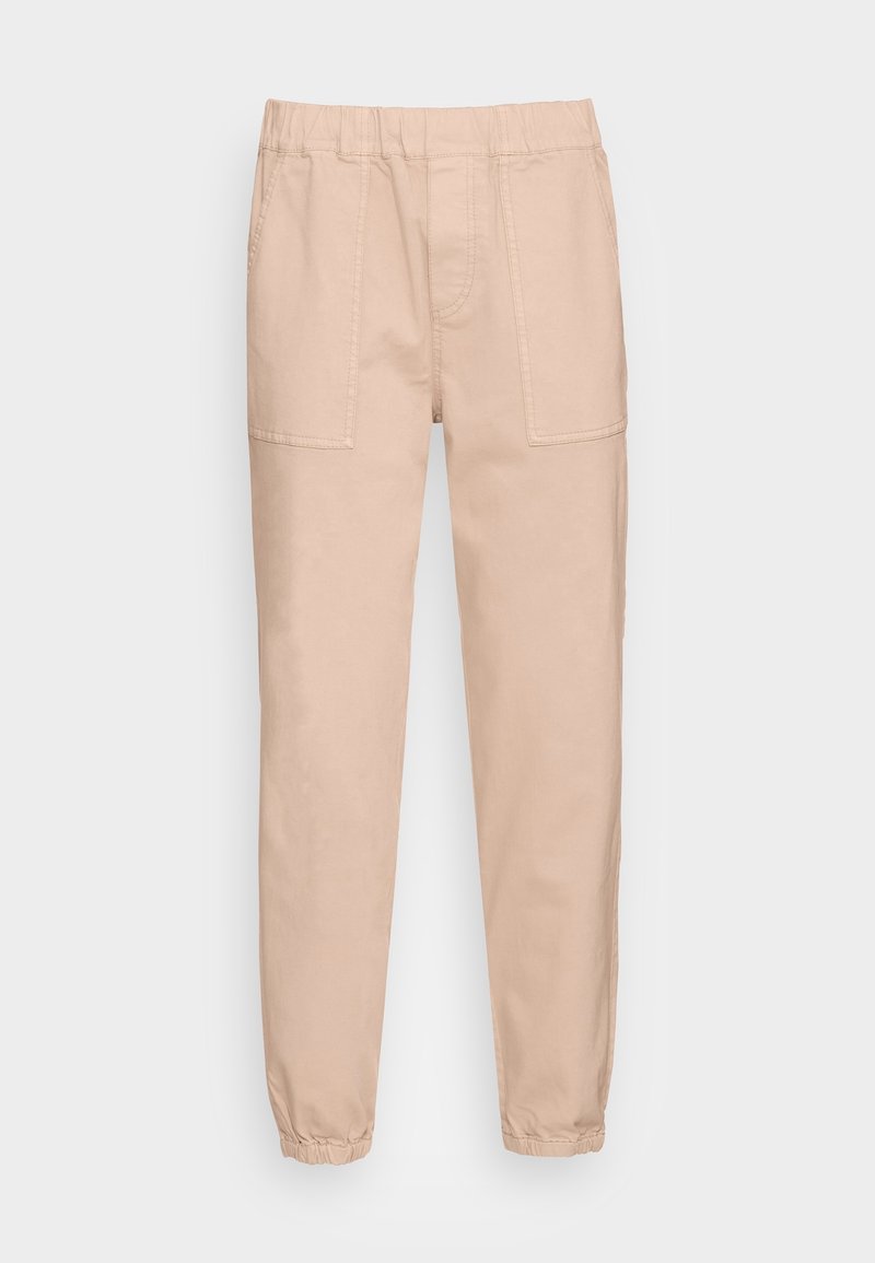 Pantalon beige à taille élastique avec poches plaquées à l'avant et poignets élastiques, jambes droites longueur totale sur fond uni.