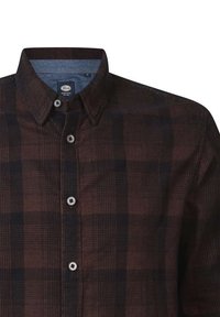 Chemise boutonnée avec un motif à carreaux noir et rouge foncé, col court et intérieur de col bleu contrastant. Fabriquée en tissu texturé.