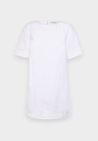 Camiseta de manga corta blanca hecha de lino, con escote redondo y corte relajado. Presenta una textura sutil y un dobladillo recto.