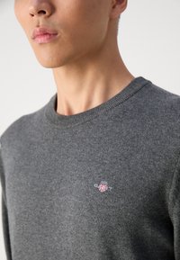 GANT Strikkegenser - dark grey melange