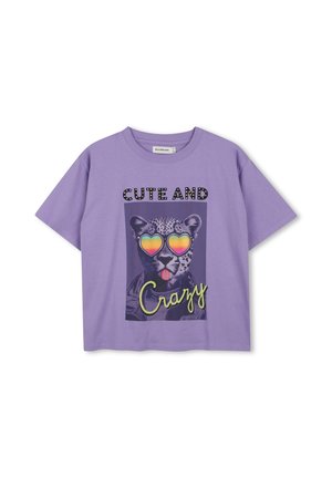 Paarse T-shirt met korte mouwen met een luipaard die hartvormige regenboogzonnebrillen draagt en de tekst "Cute and Crazy" op de voorkant.