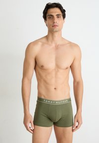Groene katoenen boxershorts met een witte "TOMMY HILFIGER" logo tailleband, een aansluitend ontwerp, zachte textuur en een lengte tot halverwege de dij.