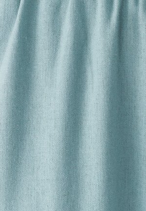 Jasnoniebieska teksturowana tkanina z wzorem plecionki, wykazująca subtelne odcienie i miękki, przewiewny wygląd.