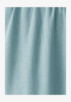 Jasnoniebieska teksturowana tkanina z wzorem plecionki, wykazująca subtelne odcienie i miękki, przewiewny wygląd.