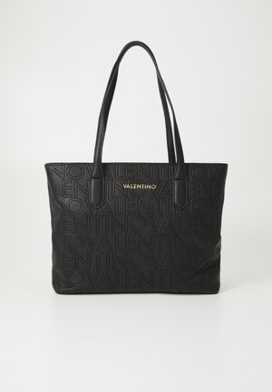 Zwarte Valentino draagtas met een reliëf patroon van herhaalde logo's en gouden Valentino tekst, voorzien van lange schouderbanden.