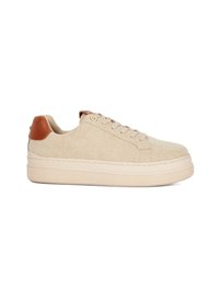 Baskets en toile beige avec une surface texturée, accent en cuir tan au talon et une épaisse semelle en caoutchouc crème. Six œillets pour les lacets.