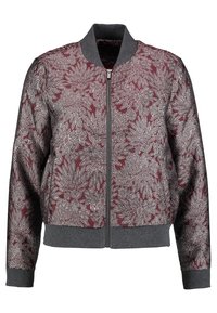 Bordeaux bomberjack met zilveren bloemenpatroon, geribbelde grijze kraag en manchetten, en een voorrits. Het heeft een gladde textuur.