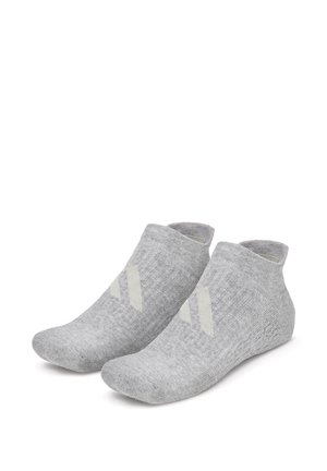 Graue Knöchelsocken aus einem weichen, strukturierten Material, mit jeweils drei hellgrauen diagonalen Streifen auf jeder Seite.