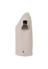 Beige kortærmet t-shirt med en glat tekstur, med en sort patch på ærmet med "Kempa"-logo. Side-tag synlig.