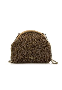 Bolso marrón tejido con parte superior curva, que presenta una textura mixta y detalles dorados. Incluye una correa de cadena y un logo de la marca en el frente.