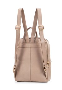 Béžový kožený batoh s nastavitelnými popruhy, zlatými detaily a texturovaným povrchem. Obsahuje boční zipy pro dodatečné úložiště.