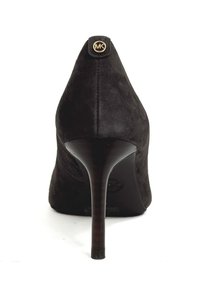 Scarpa da donna nera in suede con tacco alto e punta affilata, caratterizzata da un accento del logo dorato sul tacco e un sottile tacco a stiletto.