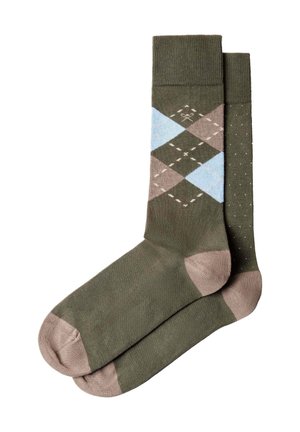 Par de calcetines verde oliva con talones y dedos beige; un calcetín tiene un patrón de rombos azul y beige, el otro tiene un pequeño patrón de puntos.