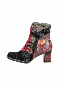 Botín negro con un patrón floral, cordones de satén rojos, ojales dorados y un tacón de bloque colorido. Materiales texturizados y acentos en contraste.