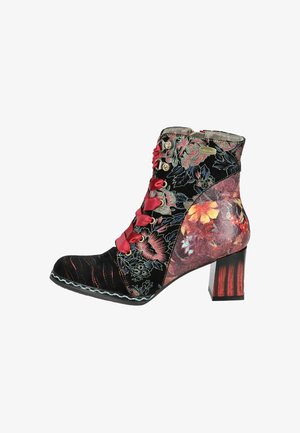Botín negro con un patrón floral, cordones de satén rojos, ojales dorados y un tacón de bloque colorido. Materiales texturizados y acentos en contraste.