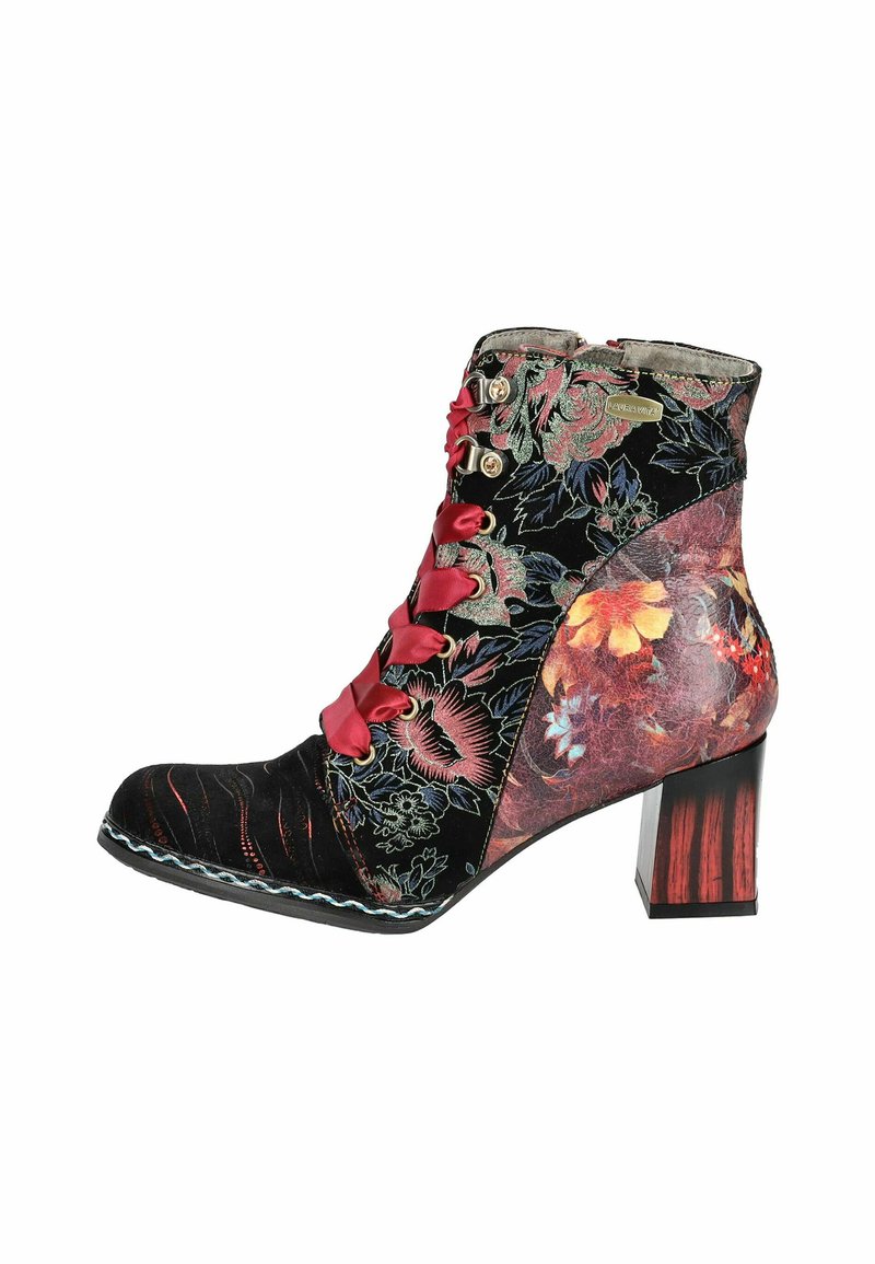 Botín negro con un patrón floral, cordones de satén rojos, ojales dorados y un tacón de bloque colorido. Materiales texturizados y acentos en contraste.