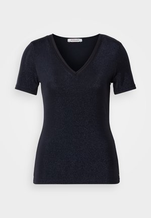 T-shirt noir à manches courtes et col en V avec une texture scintillante, présentant un design ajusté et une couleur unie, minimaliste sans motifs.