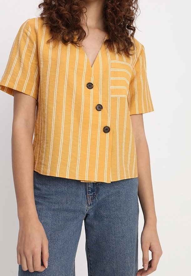 Blusa a maniche corte a righe gialle con scollo a V, chiusura a bottoni sul davanti e taschino sul petto, realizzata in tessuto leggero.
