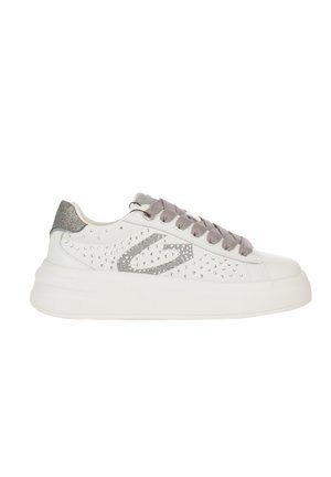 Sneaker platform bianco con tacco in glitter argento, lacci in raso grigio e borchie argentate che formano un motivo sui lati.