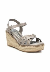 Sandalias de cuña con parte superior en taupe metalizado, con tiras cruzadas y detalles cortados con láser, plataforma de yute trenzado y tira en el tobillo.