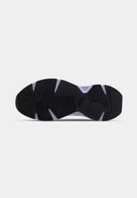 Semelle de chaussure de sport noire et blanche avec des motifs en zigzag et des points, et un petit logo puma au centre.