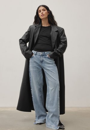 NA-KD SLIT DETAIL - Straight leg jeans - light blue