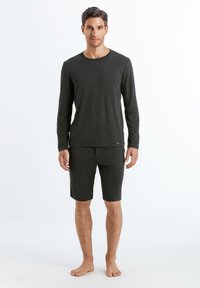 Mannen's donkergrijze langlijfshirt met lange mouwen en bijpassende shorts, beide gemaakt van een zachte, comfortabele stof, met een eenvoudig ontwerp en zonder patronen.
