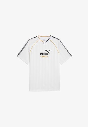 Tricou alb cu mânecă scurtă, cu accente negre și galbene, având un decolteu în V, logo-ul Puma și dungi verticale pe față și pe mâneci.