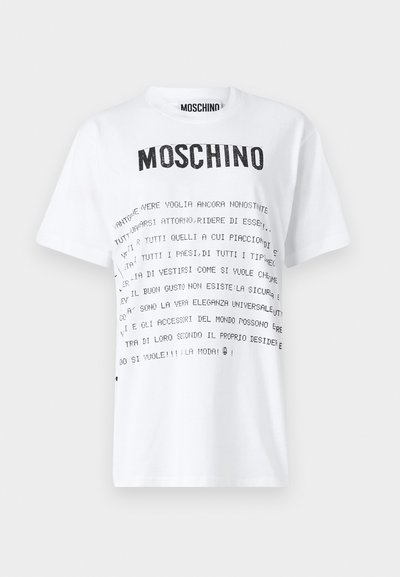 T-shirt en coton blanc avec du texte imprimé noir de différentes tailles de police, logo "MOSCHINO" au niveau du col, et manches courtes.