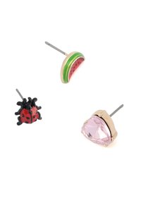 Drei Ohrstecker: eine rot-grüne Wassermelone, ein schwarz-roter Marienkäfer und ein herzförmiger pinkfarbener Edelstein mit metallischen Akzenten.