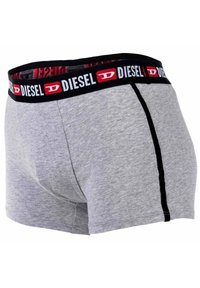 Graue Baumwollboxershorts mit einem schwarzen und roten "DIESEL"-Bund und einem kontrastierenden schwarzen Nahtdetail auf der Vorderseite.