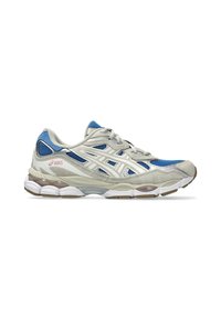 Chaussure de course Asics grise, blanche et bleue avec des panneaux en mesh, une semelle amortie et un design à lacets, vue de côté sur fond blanc.