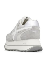 Sneaker W6YZ grigia e bianca con pannelli in rete e suede, logo a stella sul lato, suola spessa e scanalata, e dettaglio del tallone con marchio.