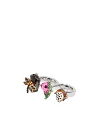 Tres anillos con diseños de flores e insectos. Los materiales incluyen plata y gemas de colores en tonos rosa, verde, ámbar y acentos negros.