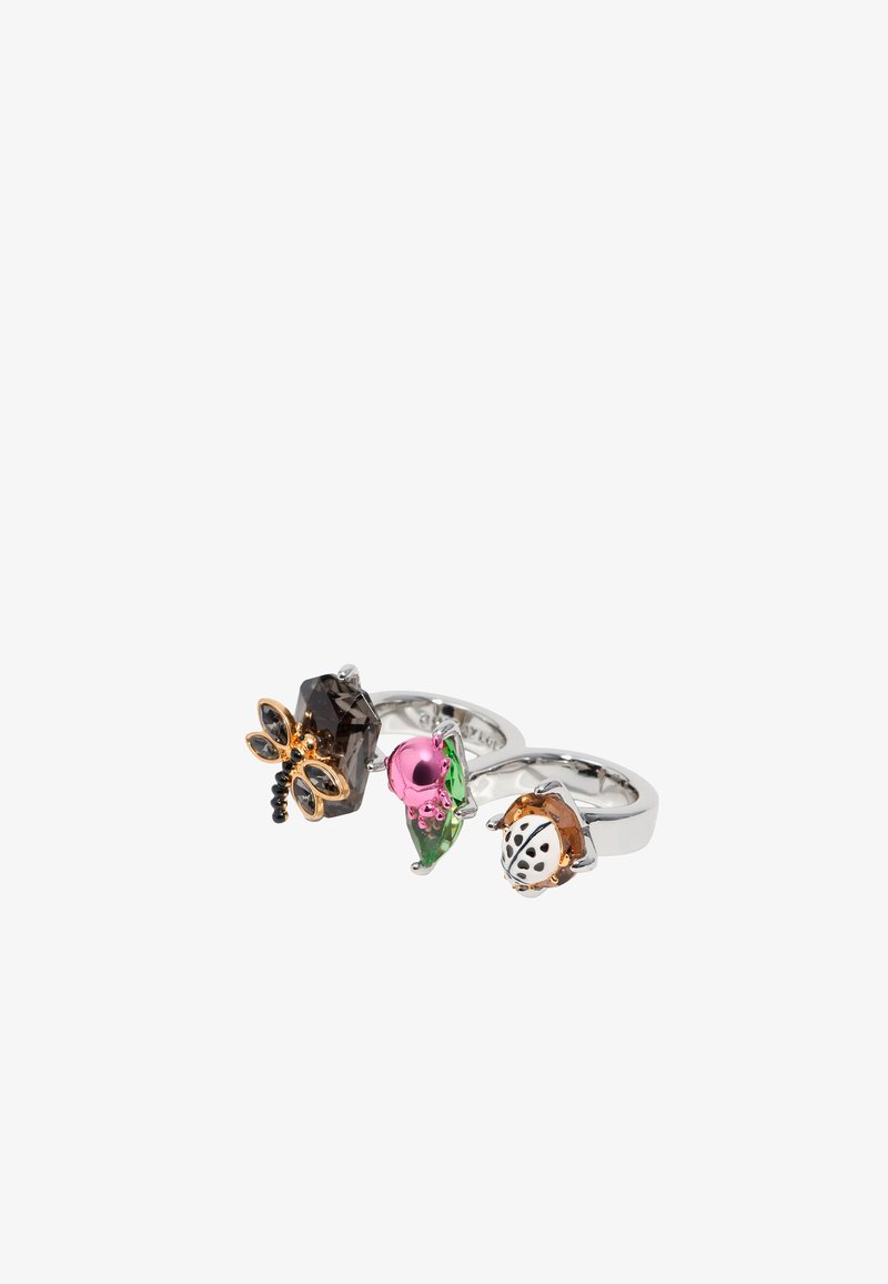 Tre anelli con design floreali e di insetti. I materiali includono argento e gemme colorate in tonalità di rosa, verde, ambra e accenti neri.