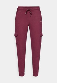 Pantaloni de trening bordo cu talie elastică, șnur, buzunare laterale tip cargo și manșete elastice. Material moale, texturat, cu un design casual.
