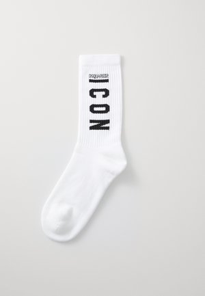Calcetines de algodón blancos con diseño acanalado. Texto negro "ICON" y logo "DSQUARED2" tejidos cerca de la parte superior. Textura suave, de longitud hasta el tobillo.