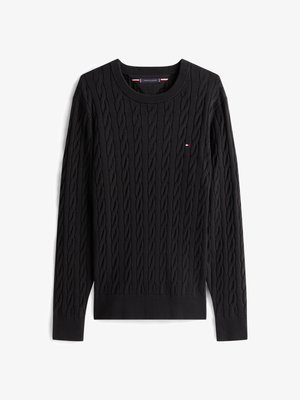 Maglione nero a treccia con scollatura rotonda, polsini e orlo a coste, e un piccolo logo sul petto. Morbido al tatto con un design strutturato.