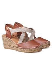 Sandali wedge in pelle marrone con fasce intrecciate in tela, dettagli in corda di juta e design con punta arrotondata.