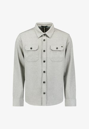 Veste-chemise gris clair avec manches longues, deux poches poitrine à rabat avec boutons, et un col pointu.