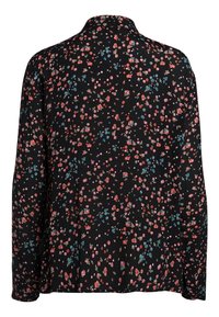 Blommig blus med svart bakgrund, med röda och blå blomstertryck, långärmad och med krage. Mjukt tyg med avslappnad passform.