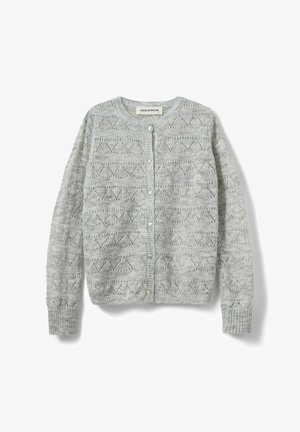 Svetlo sivi pleteni kardigan s teksturiranim uzorkom, okruglim izrezom i kopčanjem na gumbe. Rebrasti rukavi i rub daju dodatni detalj.