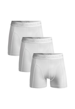 Trzy pary białych bokserek o gładkiej teksturze i miękkim pasie z napisem "MUCHACHO" w jasnoszarym kolorze.
