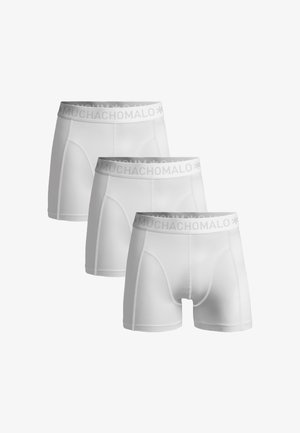 Tri para bijelih bokserica glatke teksture i mekanim pojasom na kojem je ispisana riječ "MUCHACHO" svijetlosive boje.